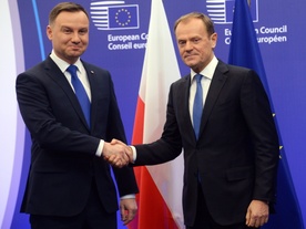 Rozmowa Duda-Tusk z protestami w tle