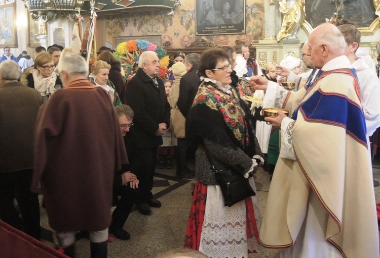 Górale przed obrazem Pani Ziemi Żywieckiej w Rychwałdzie