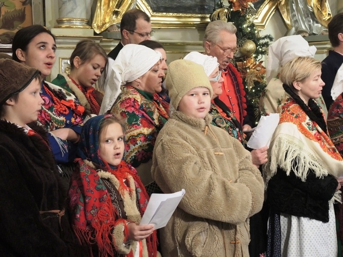 Górale przed obrazem Pani Ziemi Żywieckiej w Rychwałdzie