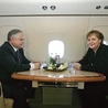 Kanclerz Angela Merkel i prezydent Lech Kaczyński, mimo napięć, próbowali znaleźć porozumienie. Na zdjęciu w samolocie w drodze na Hel w marcu 2007 r.