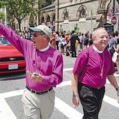 Anglikańscy biskupi Tom Shaw (z lewej) i Gene Robinson (z prawej) z Kościoła Episkopalnego USA podczas tzw. parady równości. Sakra biskupia tego drugiego duchownego, żyjącego ze swoim partnerem, oraz liturgiczne błogosławieństwa dla par homoseksualnych doprowadziły do największego kryzysu we Wspólnocie Anglikańskiej