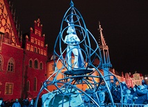 Królowanie Wrocławia jako Europejskiej Stolicy Kultury rozpoczęło się spektakularnym widowiskiem angażującym tysiące osób. Przez miasto przeszły duchy, jednym z nich był Duch Powodzi