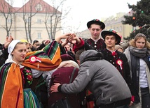  Maturzyści łowickich szkół tańczą poloneza