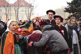  Maturzyści łowickich szkół tańczą poloneza