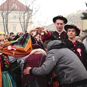  Maturzyści łowickich szkół tańczą poloneza