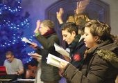 Młodzi uwielbiają Jezusa w kościele Mariackim. Na zdjęciu pierwsza z prawej to Agata, trzeci – Carl