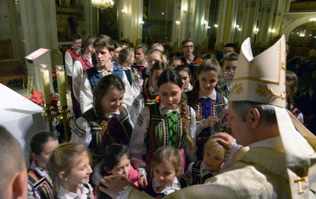 Na jubileuszu bp. Henryka Tomasika zaśpiewał ludowy zespół z Wolanowa