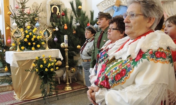 Na uroczystość parafainie z Mesznej przyszli w uroczystych strojach swoich wspólnot i środowisk