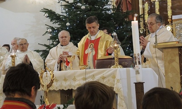 Bp Roman Pindel przewodncizył Mszy św. na powitanie Znaków Bożego Miłosierdzia w Buczkowicach