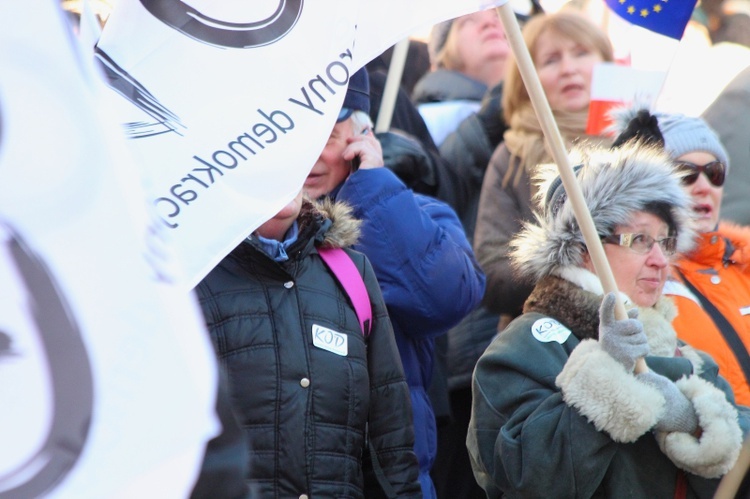 Manifestacja Komitetu Obrony Demokracji w Olsztynie