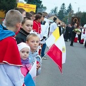  Peregrynacja to spotkanie pokoleń: starszych i młodszych z Maryją,  która nawiedza naszą diecezję