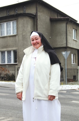 Siostra Danuta Maria przed rodzinnym domem w Mysłowicach
