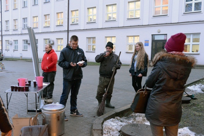 Wolontariusze ŚDM rozdawali herbatę na dworcu