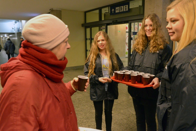 Wolontariusze ŚDM rozdawali herbatę na dworcu