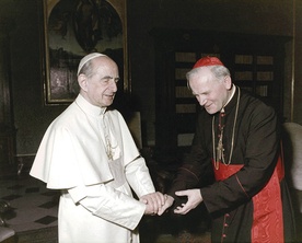 1974 r. Papież Paweł VI przyjmuje na audiencji metropolitę krakowskiego kard. Karola Wojtyłę