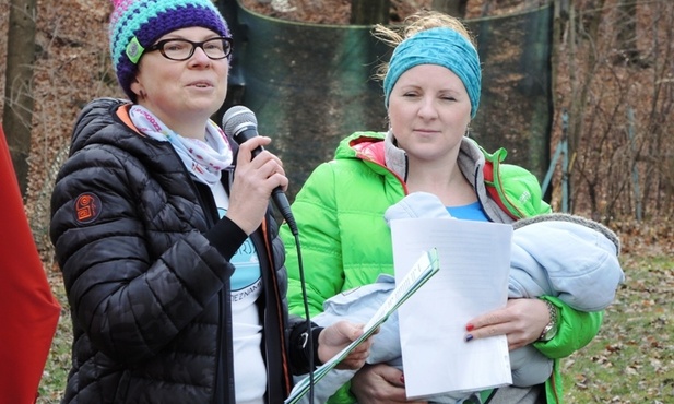 Katarzyna Daniek i Magda Sadlik poprowadziły pierwsze zimowe spotkanie dla rodziców z dziećmi w wózkach