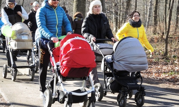 Styczniowa - ale słoneczna - pogoda towarzyszyła zimowemu spotkaniu rodziców z wózkami