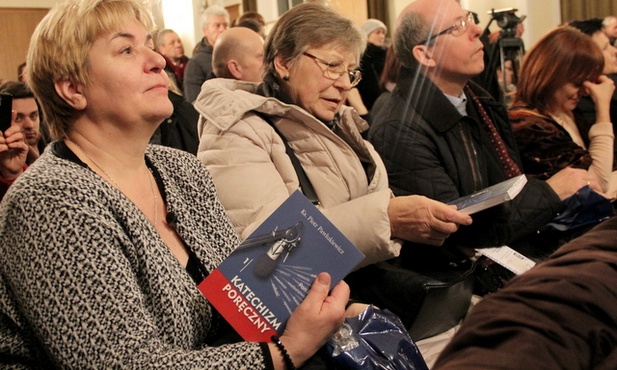 "Przyjrzyjcie się sytuacjom ze swojego życia. Nieraz Pan Bóg ratuje nas przed jakimś głupstwem, które chcemy popełnić. Aranżuje chorobę, spotkanie, burzę, deszcz..." - pisze autor w "Katechizmie poręcznym"