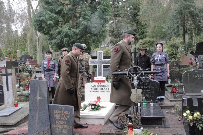 Warta honorowa przy grobach bohaterów