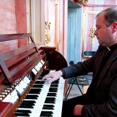 Ks. Bogusław Grzebień jest dyrektorem Diecezjalnego Studium Organistowskiego i wykładowcą muzyki w seminarium duchownym w Paradyżu