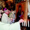 Od 2000 r. krzyżowi towarzyszy ikona Matki Bożej Salus Populi Romani