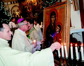 Od 2000 r. krzyżowi towarzyszy ikona Matki Bożej Salus Populi Romani