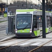  Na początku linie tramwajowe miała wybudować hiszpańska firma FCC, ale z powodu opóźnień miasto zerwało z nią umowę