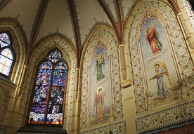 Prezbiterium z wizerunkami czterech aniołów