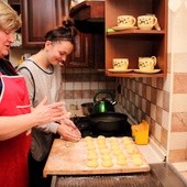 Danuta Bejda z córką Ewą całą noc spędziły w kuchni przy robieniu pączków