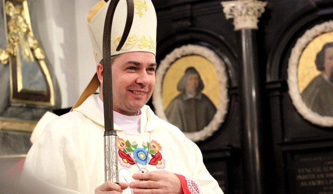 Bp Wojciech Osial z insygniami biskupimi