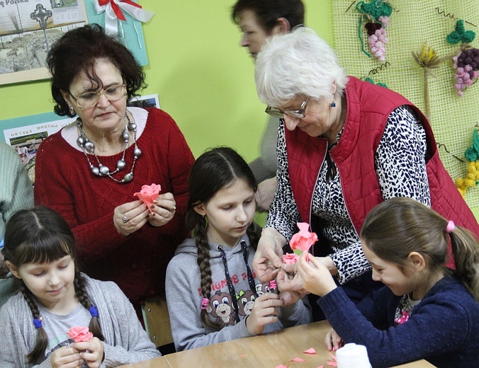 Warsztaty robienia kwiatów z papieru