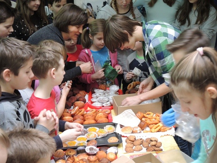 Każdy uczeń SP nr 37 chciał pomóc mamom i ich dzieciom, które znajdują schronienie w "Klimczokówce"