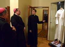 Abp Paolo Pezzi w pokoju papieskim