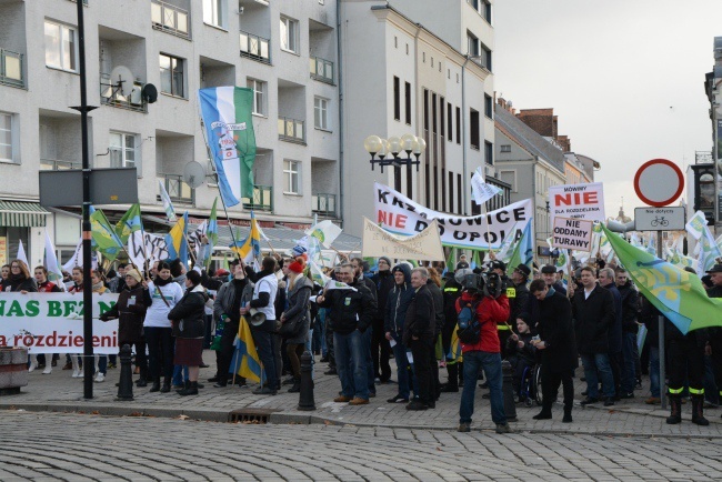 Manifestacja przeciw powiększeniu Opola