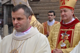 Bp nominat Leszek Leszkiewicz (z lewej), za nim bp Andrzej Jeż, główny konsekrator
