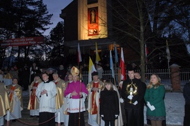 Powitanie obrazu i relikwii przed kościołem w Korzeniowie
