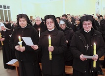 W diecezji zielonogórsko-gorzowskiej pracuje blisko 200 sióstr z 21 zgromadzeń zakonnych oraz ok. 100 zakonników z 10 zgromadzeń. Cztery kobiety zostały włączone do stanu dziewic konsekrowanych, a dwie do stanu wdów konsekrowanych