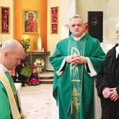 Ks. Adam Gałązka otrzymał krzyż misyjny, stułę oraz przyjął błogosławieństwo swej matki