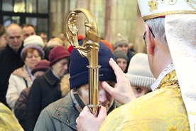  W czasie Eucharystii była okazja do przyjęcia sakramentu namaszczenia chorych. W uroczystościach wzięło udział ok. 300 chorych