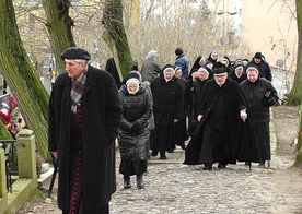  Po Eucharystii jej uczestnicy udali się na cmentarne wzgórze, na którym spoczywa s. Teodora