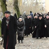  Po Eucharystii jej uczestnicy udali się na cmentarne wzgórze, na którym spoczywa s. Teodora