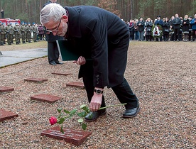 Krzysztof Mikszo, syn więzionego w stalagu pilota, stara się przypominać historię ojca i innych polskich lotników