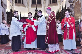  O. Zachariasz przekazuje bp. Jeżowi relikwiarz bł. o. Zbigniewa