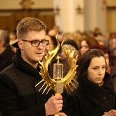 Delegacje parafian wniosły do świątyni obraz i relikwiarze