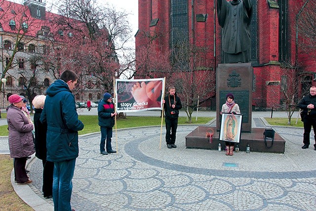  Codzienna modlitwa przy pomniku św. Jana Pawła II jest cichą, ale bardzo mocną manifestacją w obronie nienarodzonych