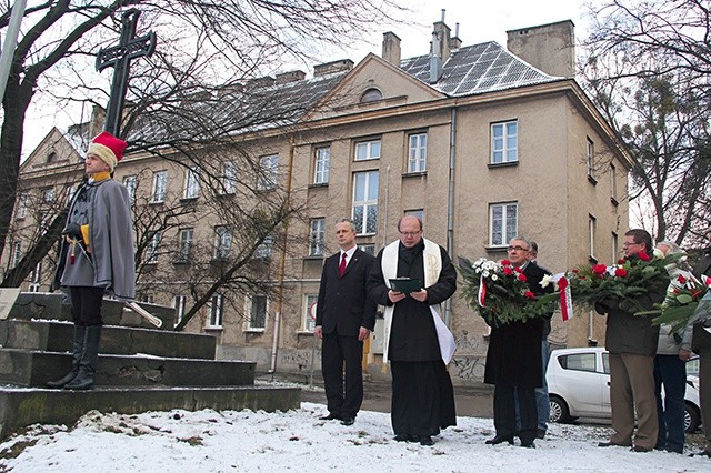  Historię tego miejsca i stojącego tu od 100 lat krzyża przypomniał Sławomir Adamiec (pierwszy w rzędzie od lewej). Modli się ks. Jacek Wieczorek