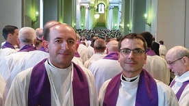  Ks. Jan Bartoszek (z lewej) i ks. Michał Dąbrówka – misjonarze miłosierdzia z diecezji tarnowskiej