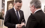Relikwie bł. Frelichowskiego wręczył prezydentowi siostrzeniec błogosławionego hm. Zygmunt Jaczkowski