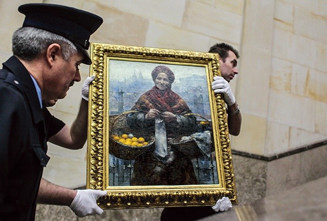 „Pomarańczarka” Aleksandra Gierymskiego wraca na swoje miejsce w Muzeum Narodowym w Warszawie. Zdjęcie z 2012 r.