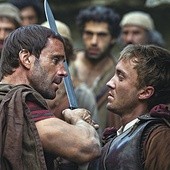 Clavius (Joseph Fiennes, z lewej strony kadru) bez entuzjazmu podejmuje się rozwiązania zagadki zniknięcia ciała Jezusa, ale z czasem ta sprawa staje się jego obsesją